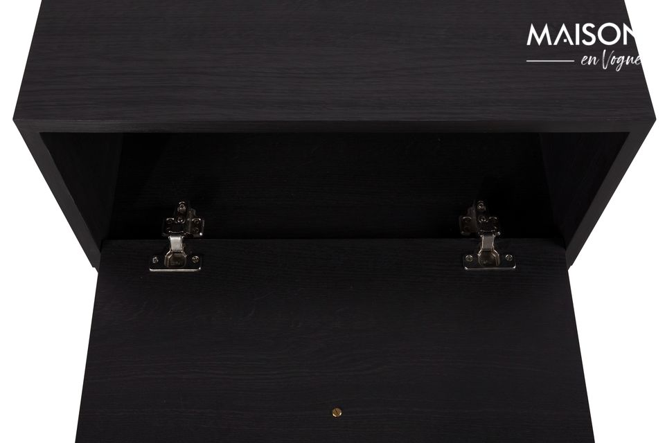 Son battant s\'ouvre à l\'aide d\'une tirette en cuir raffinée sur une tablette escamotable