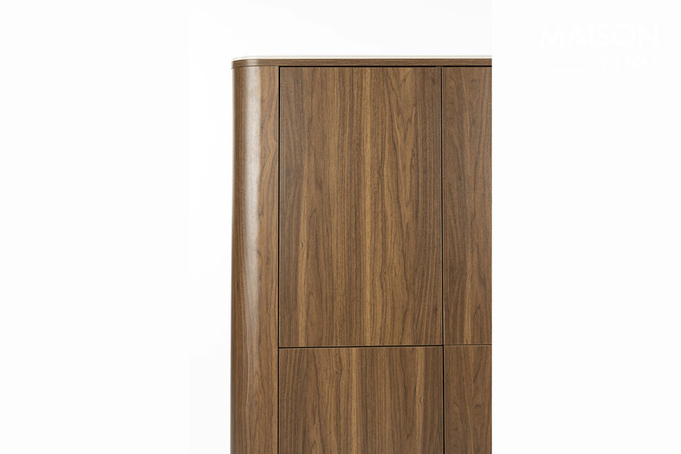 L\'association des tons de bois naturels et de la surface claire et élégante confère un