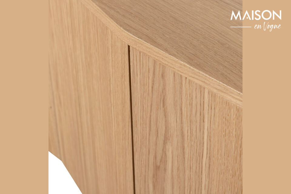Le meuble est dot&eacute; de six portes qui donnent acc&egrave;s &agrave; des compartiments de