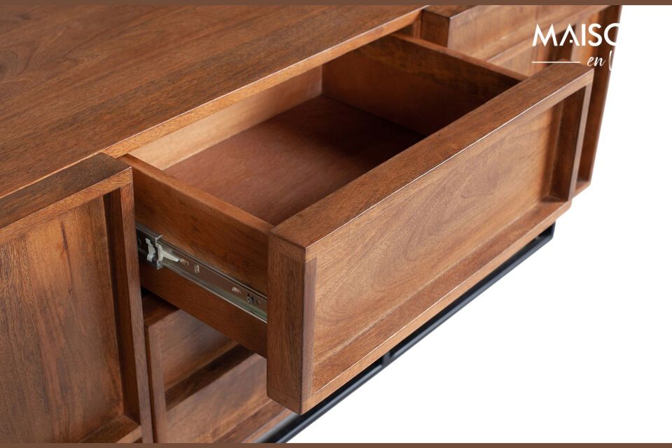 Les poignées sont intégrées dans les cadres de bois pour un style minimaliste