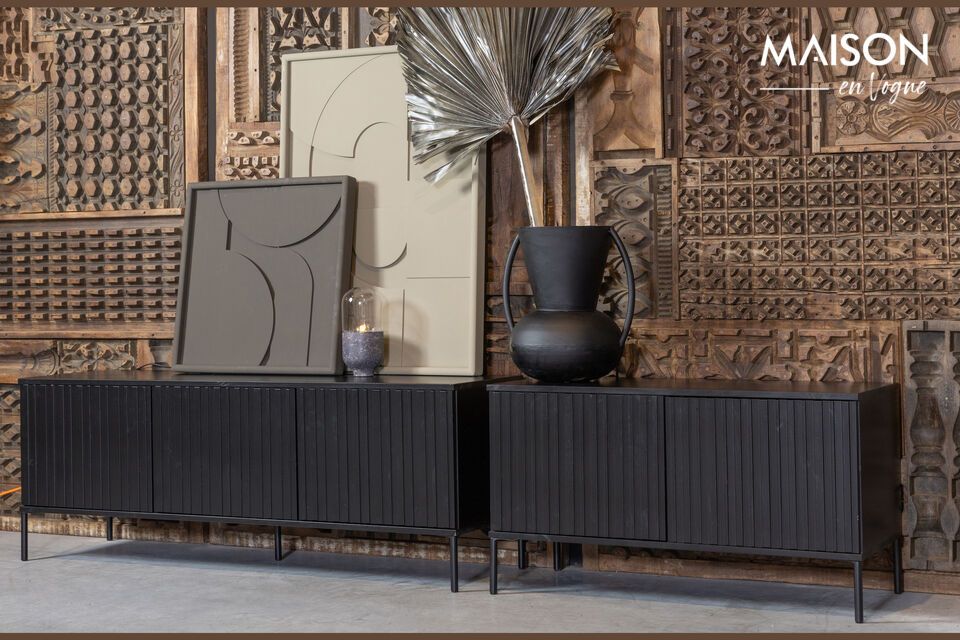 Le meuble TV en bois noir New conviendra idéalement à un salon à l\'allure industrielle dans un