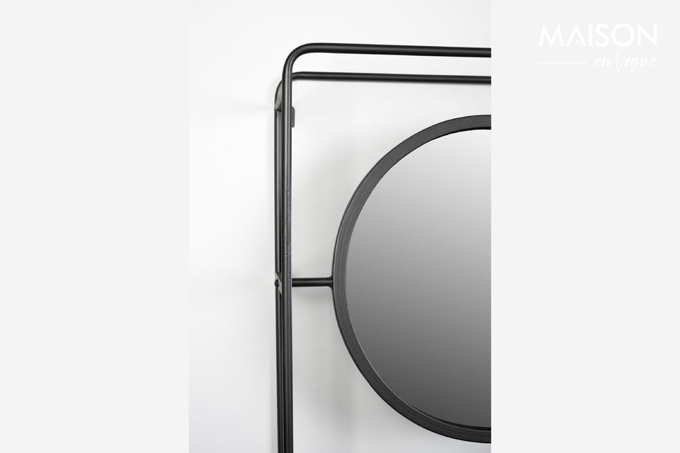 Cette étagère murale en métal gris foncé est équipée d’une tablette
