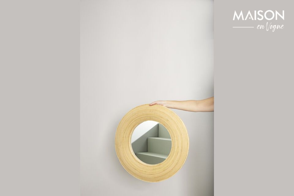 Le miroir Blush, encadré de bambou clair, est une pièce qui allie fonctionnalité et style naturel
