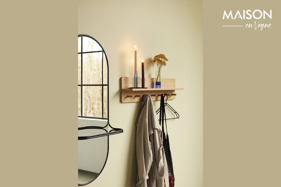 Ce miroir mural est non seulement un accessoire pratique pour accrocher serviettes ou plaids