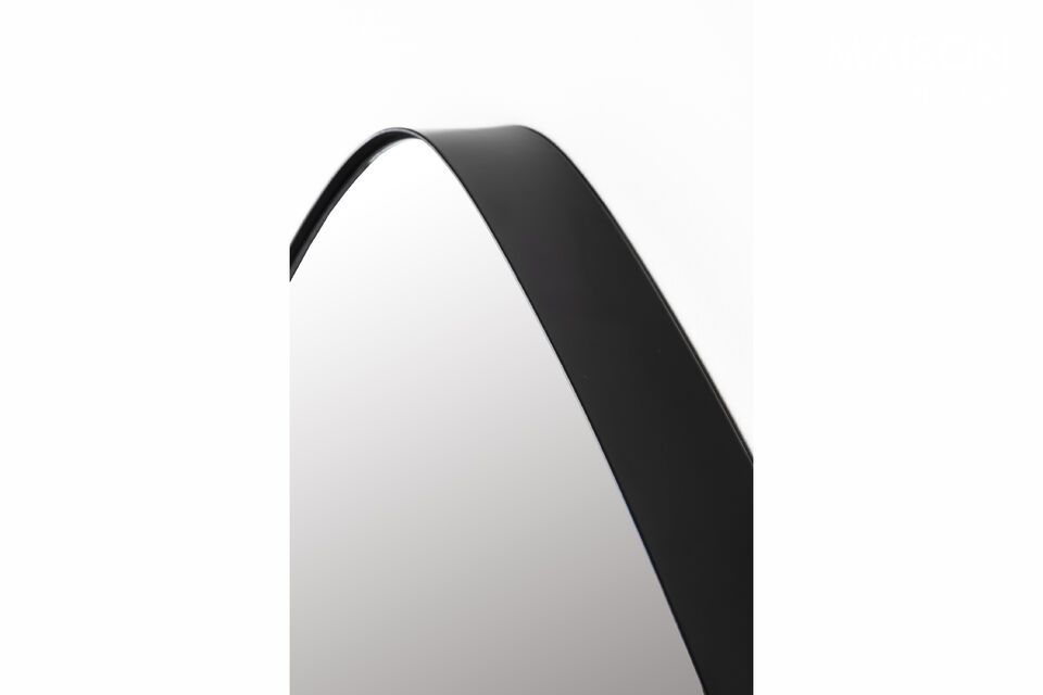 Ce miroir incarne l\'élégance et le style, et rehausse sans effort n\'importe quelle pièce