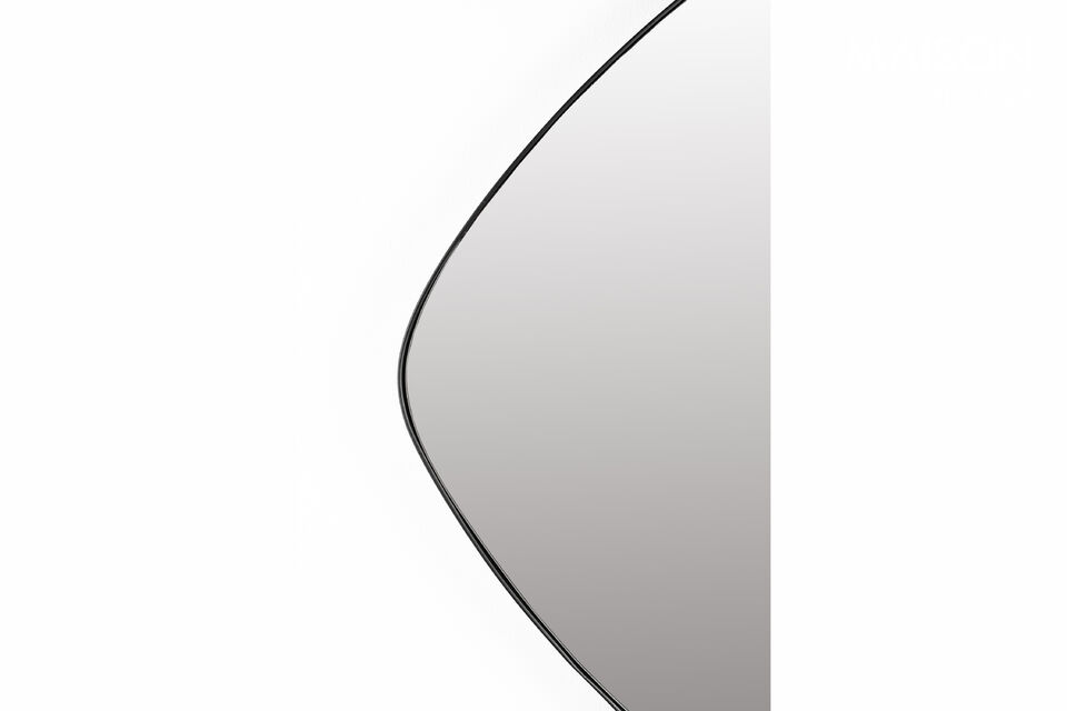 Fabriqué en métal et en verre, le miroir Mila est synonyme de beauté intemporelle