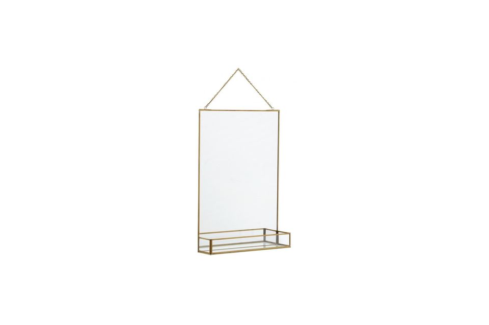 Un miroir et son étagère soulignés par une finition dorée