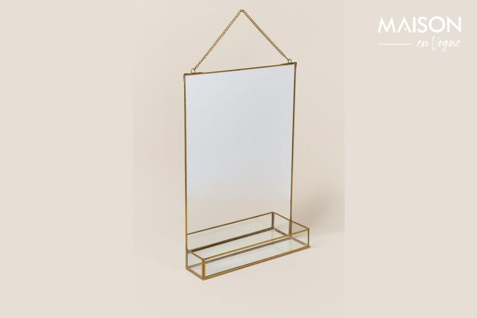 Un miroir et son étagère soulignés par une finition dorée