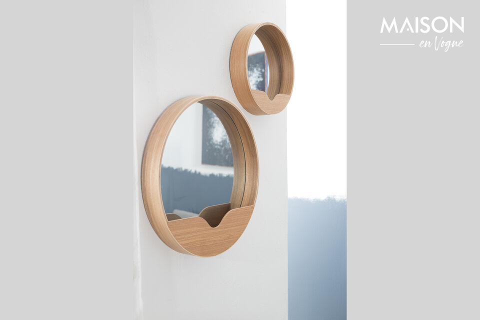 Ce miroir mural est disponible en différentes tailles