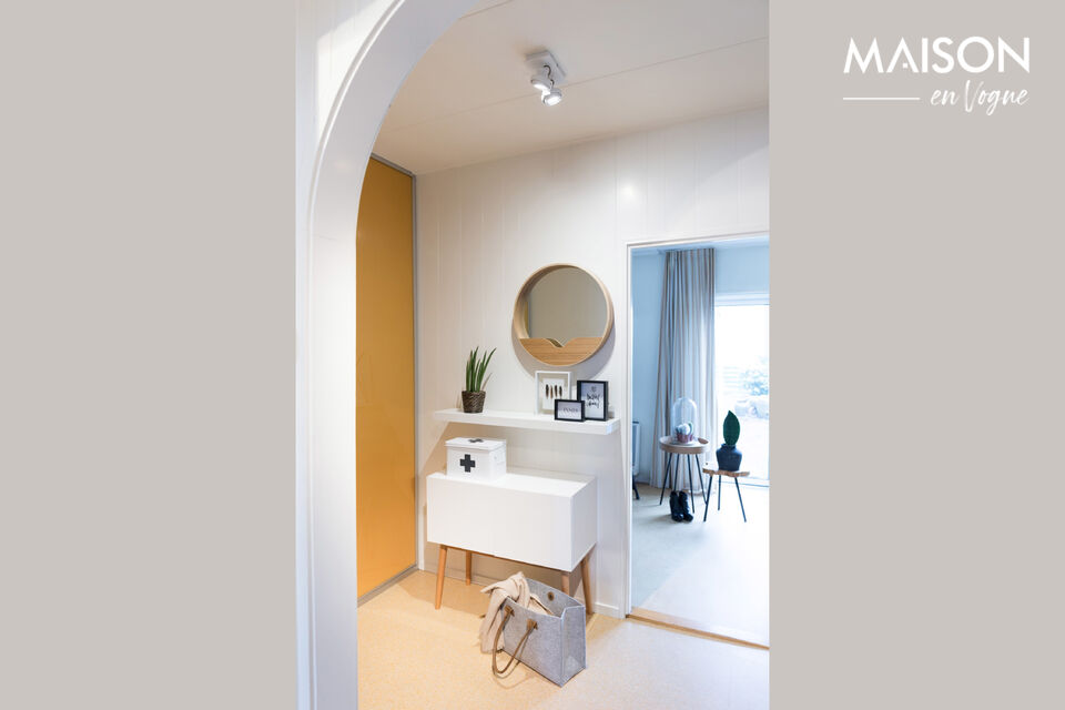 Ce miroir est doté d’une belle finition en placage de chêne