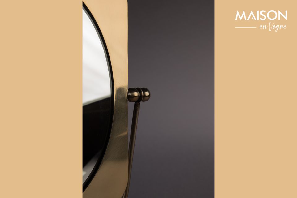 Le miroir de table Pris est un accessoire laqué laiton dont les reflets dorés lui confèrent
