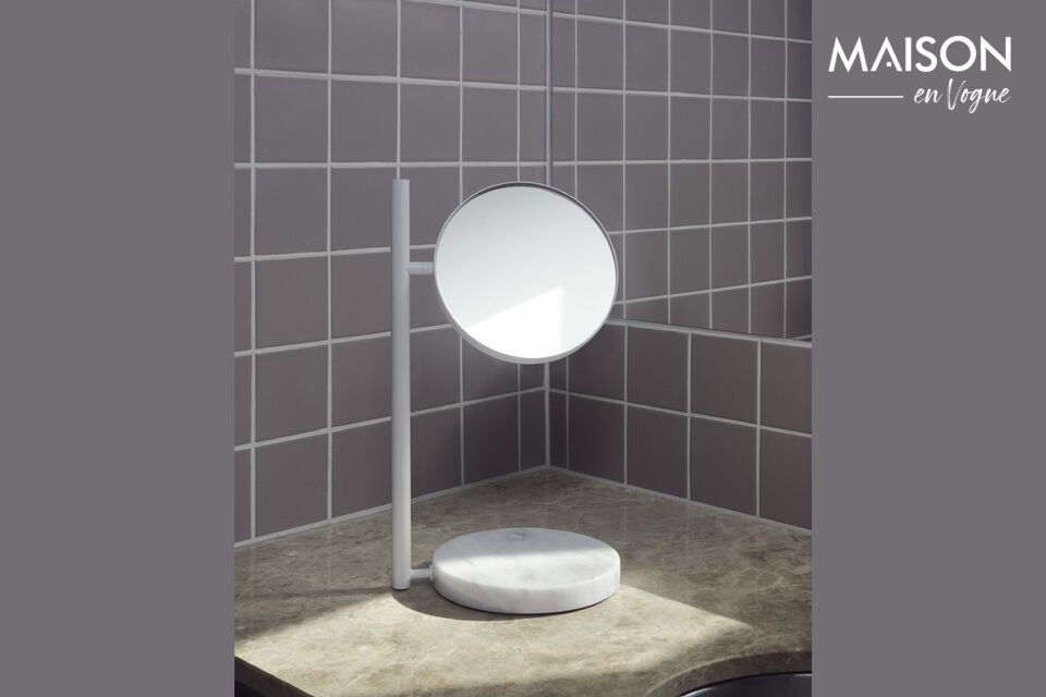 Ce miroir sur pied est fait de marbre blanc de haute qualité
