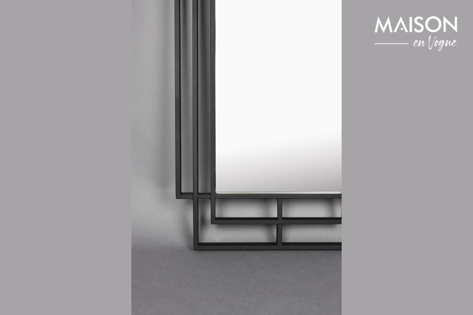 El espejo presenta un llamativo estilo Art Déco con un juego de líneas de metal negro