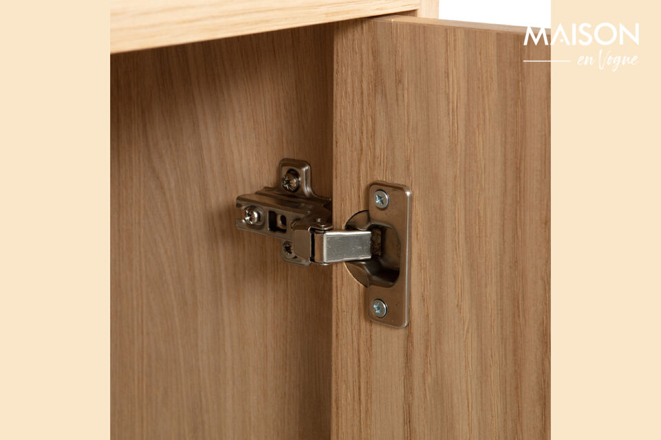 L\'impiallacciatura di rovere è composta da sottili strisce di vero legno incollate su una base