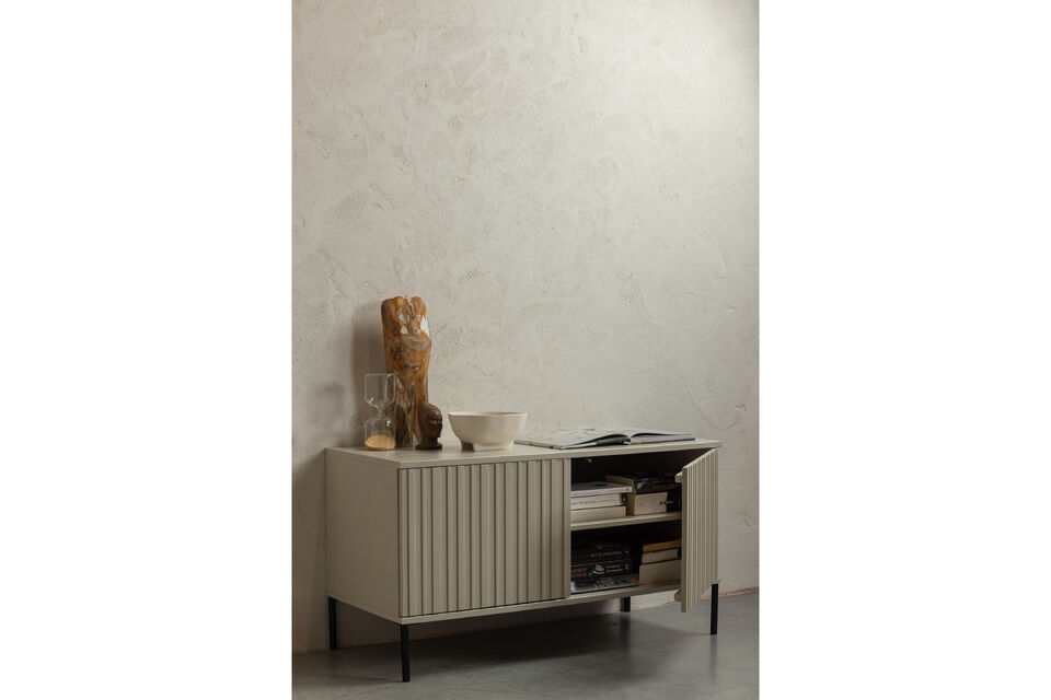 Mueble TV s&oacute;lido con puertas en relieve Fabricado en pino con base de metal negro Mueble