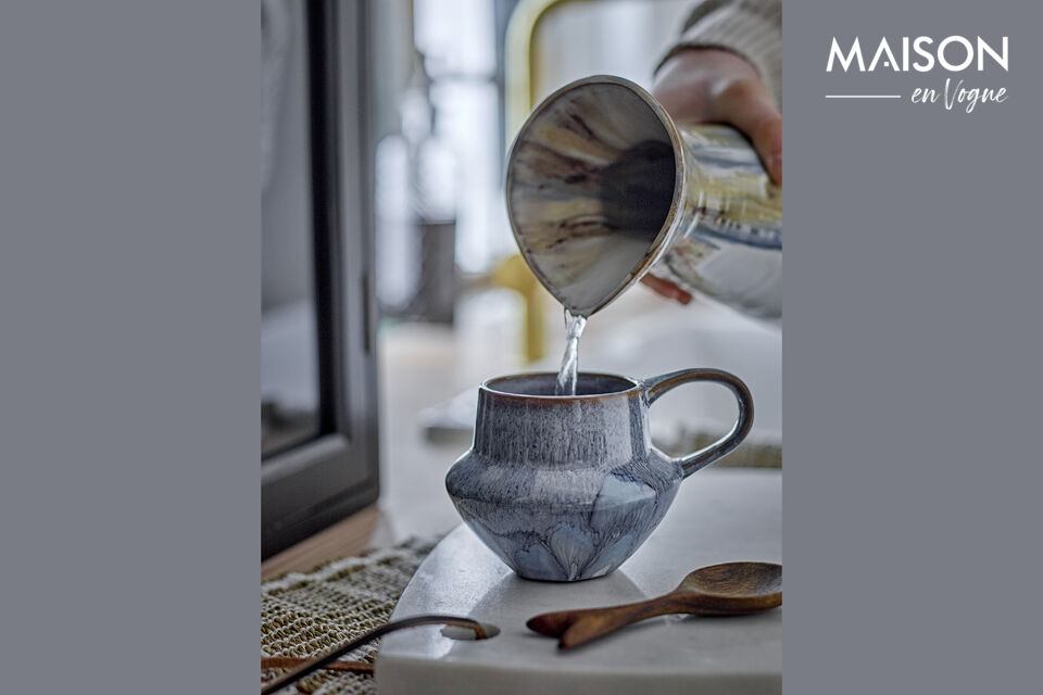 La tazza Bessie di Creative Collection è realizzata in gres con una smaltatura in tonalità blu