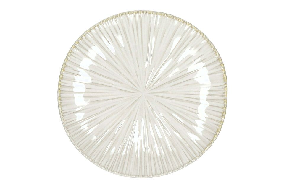 The minimalist design and impeccable finish of the Mysa plate make it the ideal choice for serving