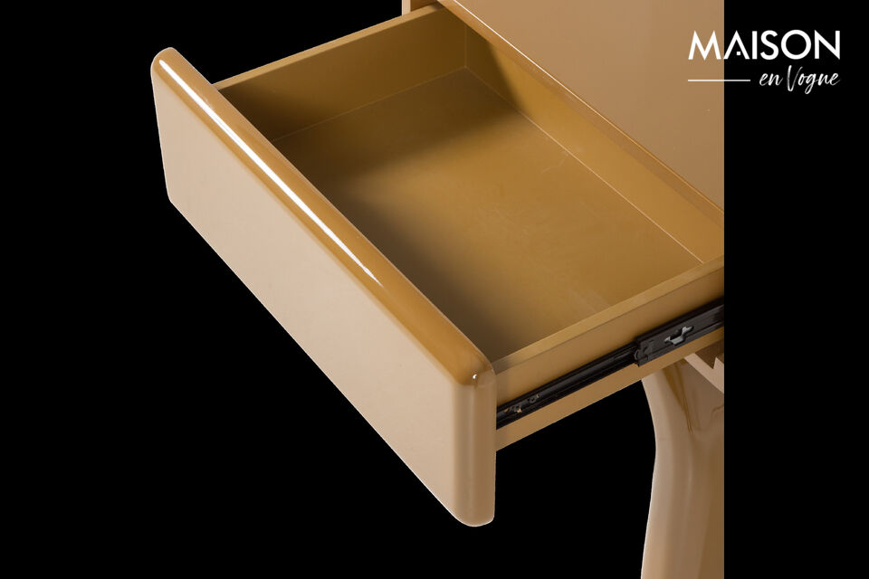Materiaal Het kastje is gemaakt van MDF en afgewerkt met een hoogglans afwerking in honinggeel