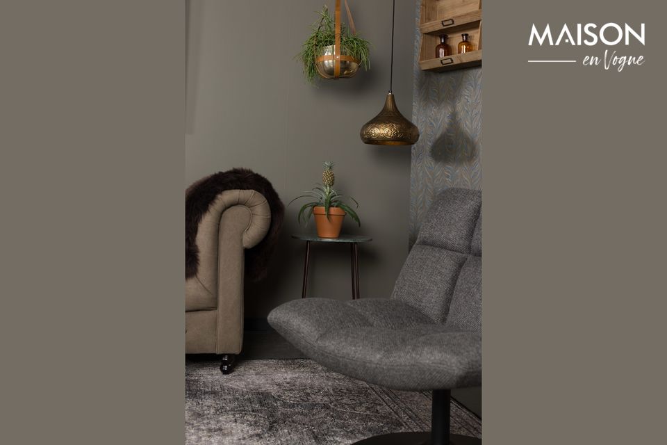 It is suspended thanks to buffalo leather straps that give it a very original look