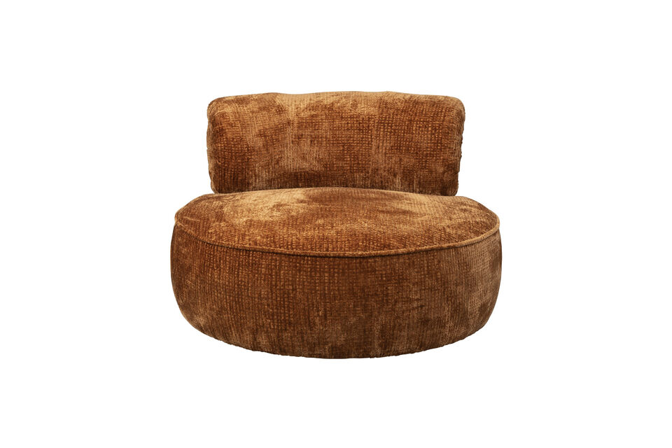 Deze royale fauteuil straalt met zijn ronde vormen en zachte bekleding namelijk ultiem comfort uit