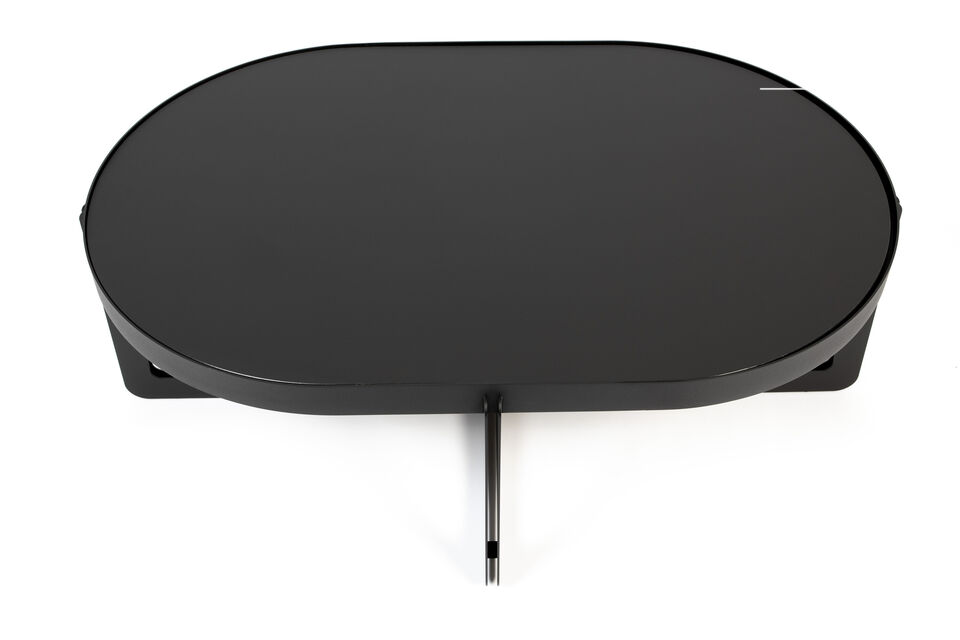 Deze tafels van Zuiver, ontworpen door Bas Vellekoop, dragen de naam Centre met recht