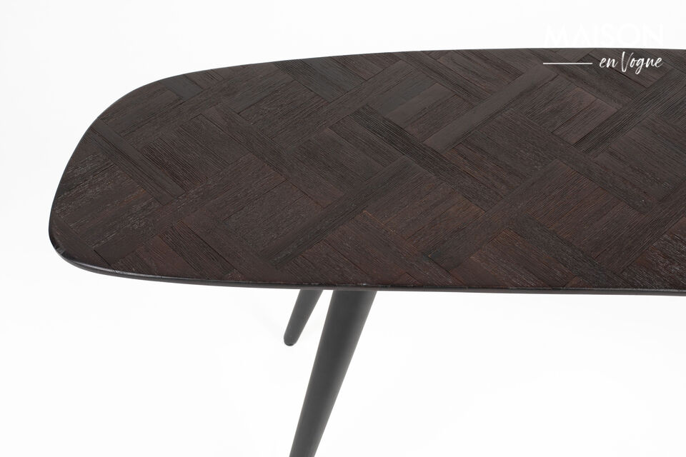 Realizzata in legno di teak riciclato e con robuste gambe in ferro