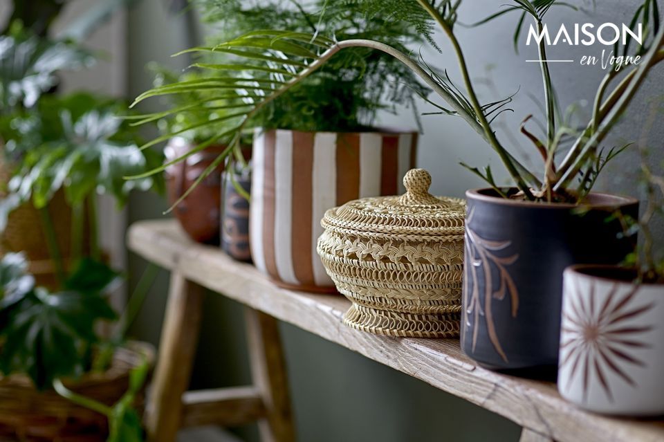 Un panier avec couvercle signé Bloomingville dans un esprit cosy