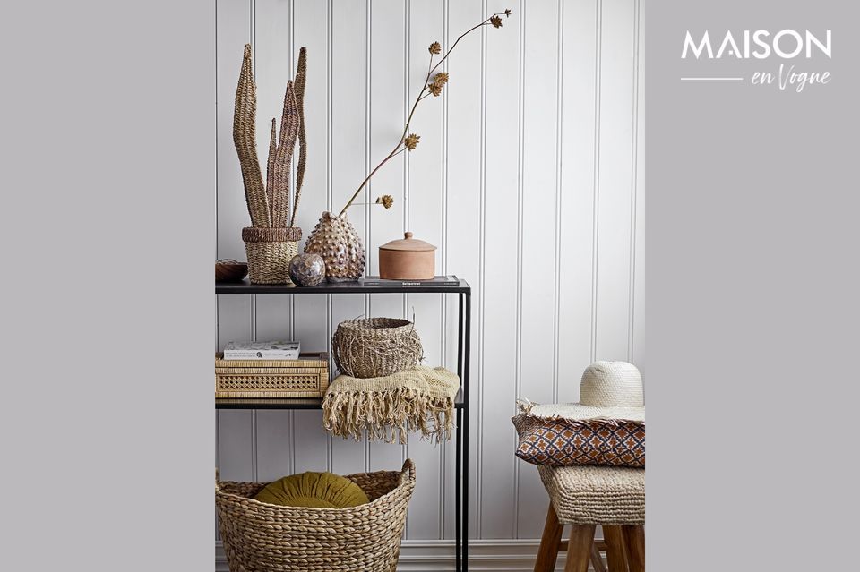 Des paniers pour le rangement et l'ambiance maritime