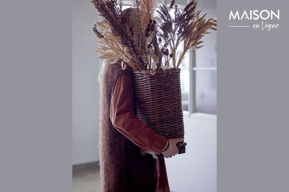 Ce panier décoratif en osier est en arurog marron et peut être utilisé à la fois pour le