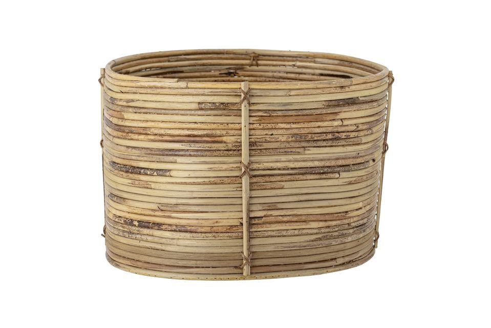 Ce panier au très bel aspect naturel et rustique est en rotin