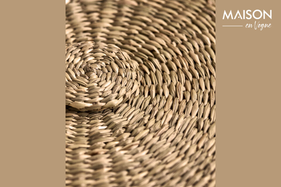 Le design rayé naturel et marron apporte une touche rustique