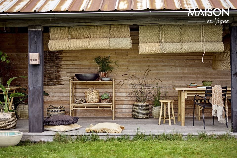 Les paniers sont en arurog et tressés dans un design classique avec une anse et des côtés bas