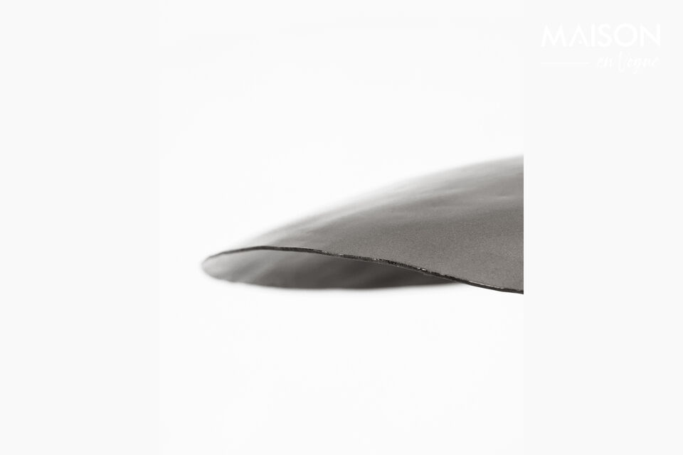 Grazie al suo design minimalista e ampio, il paralume diffonde la luce in modo soffuso