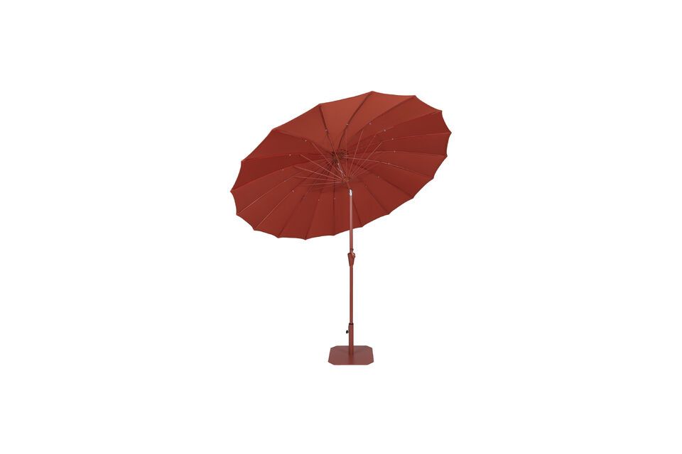 Ce parasol de dimensions généreuses (250x250x235 cm) n\'est pas qu\'un simple accessoire; il est