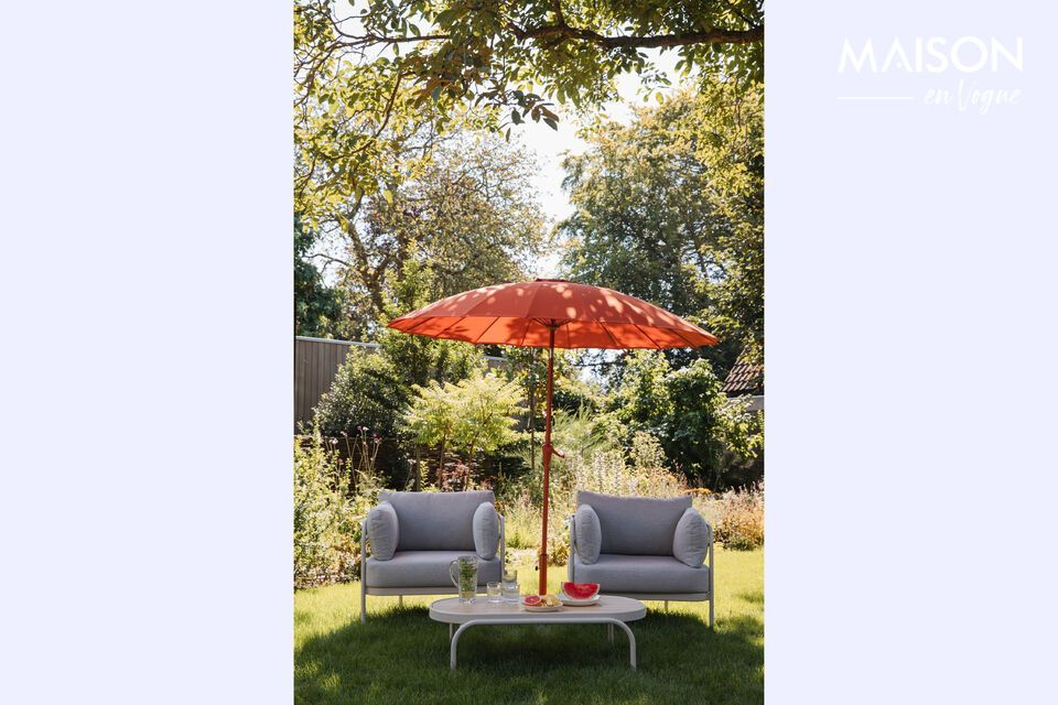 Ombre rouge, moments de partage sous le soleil.
