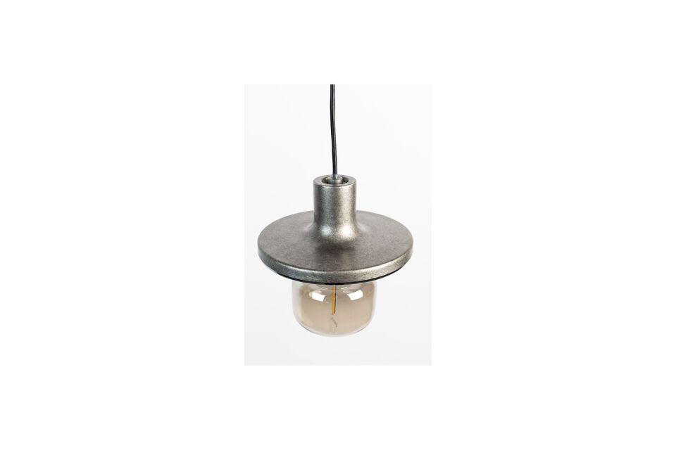 5 cm high, this suspension is not just a light fixture, but a decorative piece in its own right