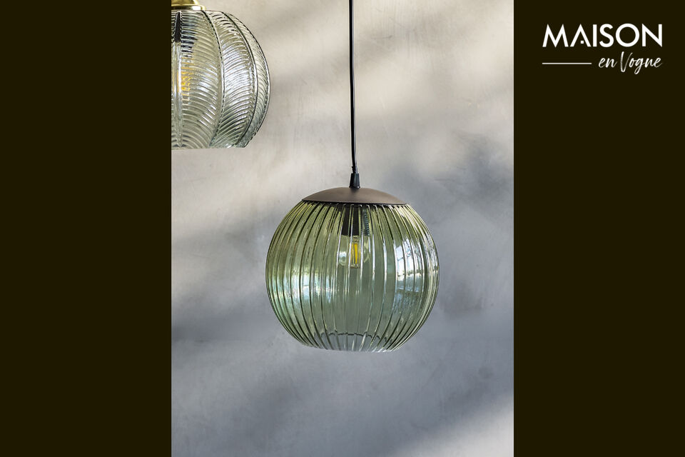 The transparent glass provides a pleasant light and highlights the lamp’s delicate texture