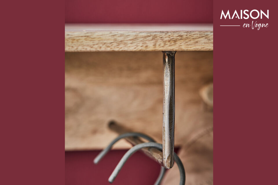 Fabricado en madera de mango clara y con una barra de hierro imperfecta