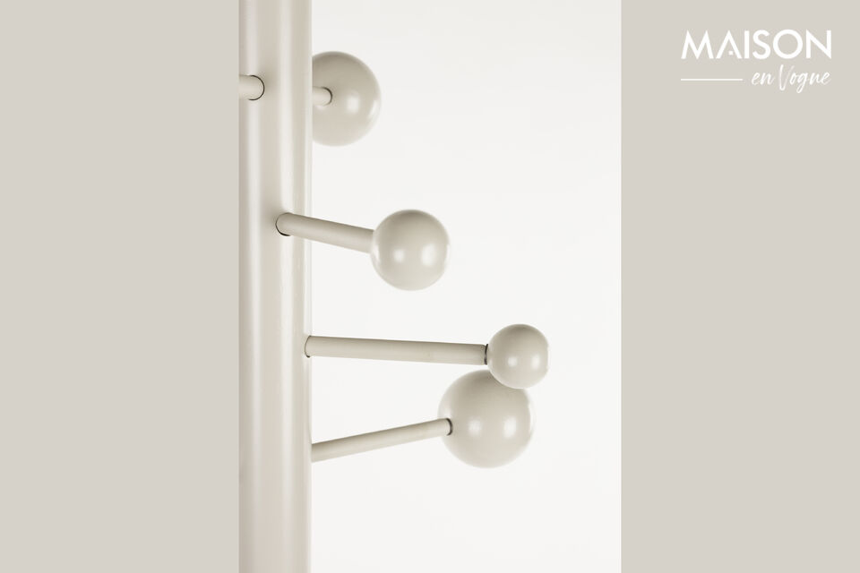 Las mesas y el perchero Jason están fabricados en metal con recubrimiento en polvo y chapa de roble