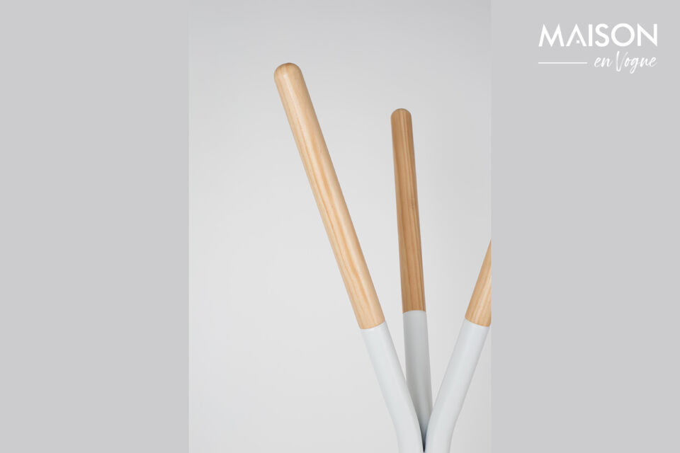 La madera clara de pino le confiere un aspecto natural