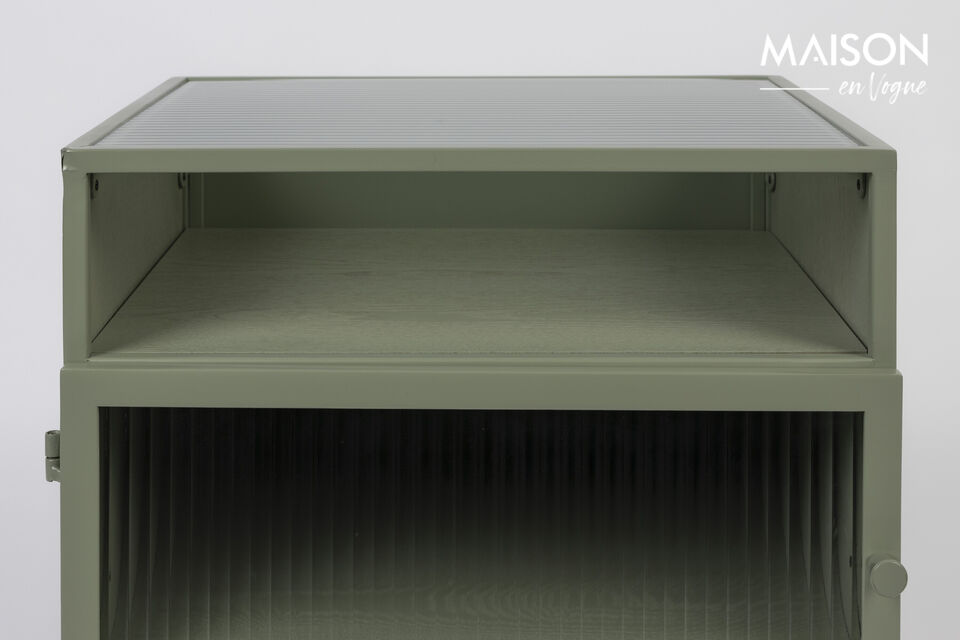 Il est doté de plusieurs étagères et offre un espace de rangement généreux pour vos objets