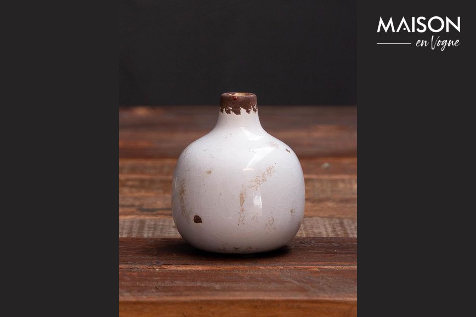 Ce petit vase trouvera sa place sur n\'importe quel meuble