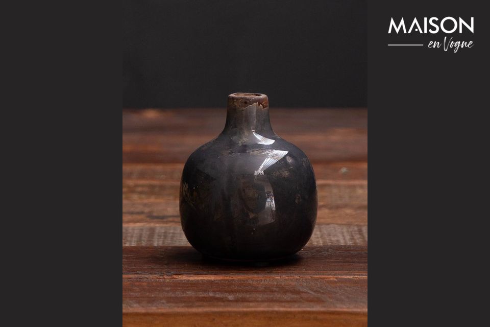 Ce petit vase en céramique trouvera facilement sa place dans votre intérieur