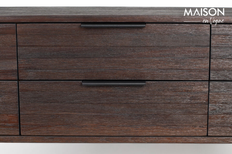 Cette commode dispose de six tiroirs spacieux