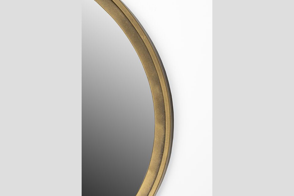 Questo specchio unisce chic ed eleganza grazie alla sua struttura in ferro color bronzo e al suo
