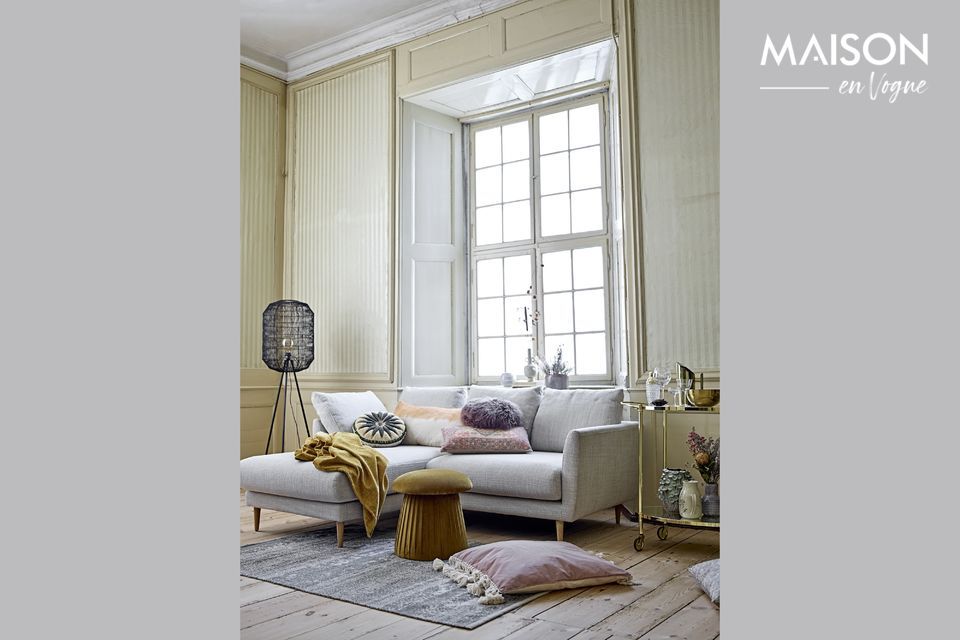 Avec son architecture couleur crème en grès et ses finitions vieillies