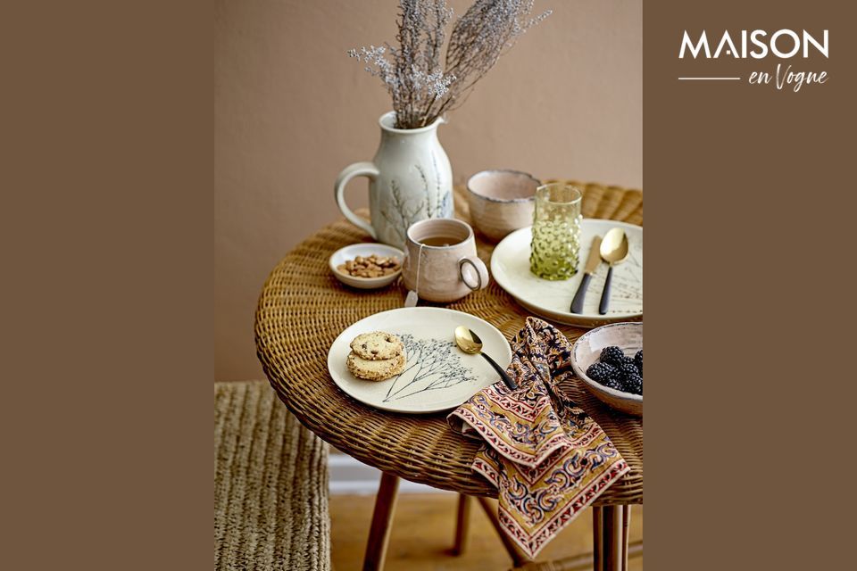 Ses décorations champêtres accentuent ce style vintage affirmé grâce à de fins arbustes