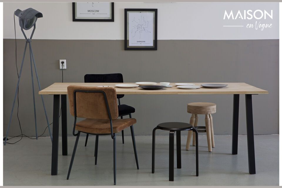 Créez votre table idéale ! Avec son design élégant en acier noir mat