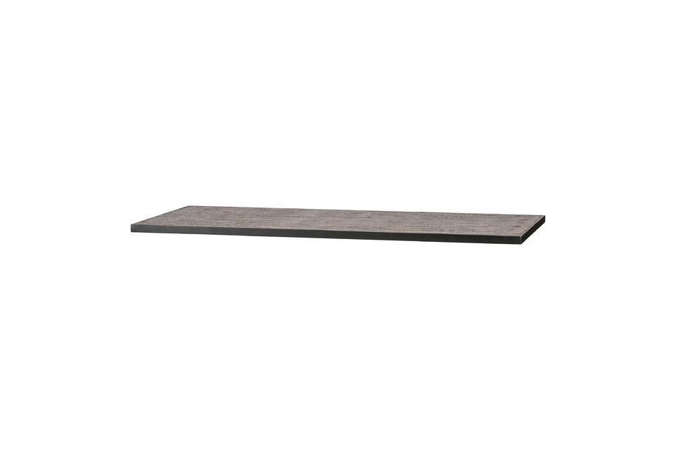 Le plateau de la table Tablo est fabriqué en teck recyclé et en métal brun et pèse 26,3 kg