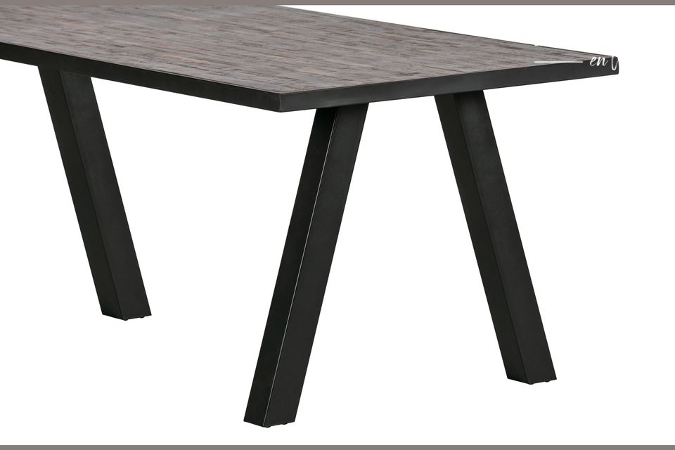 Plateau de table en teck et métal, robuste et élégante